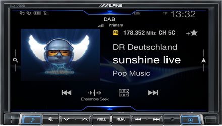 DAB Plus Radio iLX 702D Alpine ILX-705D 1DIN Runkoinen 7" Carplay/Android Auto Ohjelmalähde Erittäin suositun Alpine iLX-702D:n jatkaja, jossa langaton Apple CarPlay, 1280 x 720p resoluutio, kaksi USB-porttia, D-luokan vahvistin, Android Auto yhteensopivuus, Hi-Res Audio sekä paljon muuta. Lisäksi monipuoliset säädöt kiitos DSP:n aikaviiveineen ja prosessoriasetuksilla, hallittavissa myös puhelimella! Alpine ILX-705D korvaa iLX-702D soittimen ja on ensimmäinen 2-DIN soitin, jossa on yksissä kuorissa muun muassa: Langaton Apple CarPlay 1280 x 720p resoluutio D-luokan vahvistin Android Auto (johdolla) Hi-Res Audio 2 x USB-liitäntä 2 x Direct-kameraliitäntä Kojelautakameran ohjaus HDMI In / HDMI Out 3,5mm AuxIn (audio / video) Bluetooth RDS- ja DAB -virittimet 4voltin linjalähdöt (3pr) Aikaviiveet, jakarit, subin säädöt ym.ym. Eli lyhyesti sanottuna, kaikki samat ominaisuudet, mitä uudessa Halo9 ja Halo11 soittimessa, mutta 2-DIN paikkaan sopivana ja 7" näytöllä.