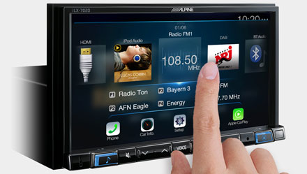 High Resolution WVGA Touch Screen iLX 702D Alpine ILX-705D 1DIN Runkoinen 7" Carplay/Android Auto Ohjelmalähde Erittäin suositun Alpine iLX-702D:n jatkaja, jossa langaton Apple CarPlay, 1280 x 720p resoluutio, kaksi USB-porttia, D-luokan vahvistin, Android Auto yhteensopivuus, Hi-Res Audio sekä paljon muuta. Lisäksi monipuoliset säädöt kiitos DSP:n aikaviiveineen ja prosessoriasetuksilla, hallittavissa myös puhelimella! Alpine ILX-705D korvaa iLX-702D soittimen ja on ensimmäinen 2-DIN soitin, jossa on yksissä kuorissa muun muassa: Langaton Apple CarPlay 1280 x 720p resoluutio D-luokan vahvistin Android Auto (johdolla) Hi-Res Audio 2 x USB-liitäntä 2 x Direct-kameraliitäntä Kojelautakameran ohjaus HDMI In / HDMI Out 3,5mm AuxIn (audio / video) Bluetooth RDS- ja DAB -virittimet 4voltin linjalähdöt (3pr) Aikaviiveet, jakarit, subin säädöt ym.ym. Eli lyhyesti sanottuna, kaikki samat ominaisuudet, mitä uudessa Halo9 ja Halo11 soittimessa, mutta 2-DIN paikkaan sopivana ja 7" näytöllä.