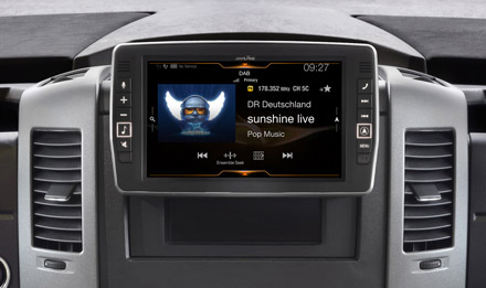 Mercedes Sprinter DAB X903D S906 MB Sprinteriin (W906) tehty Premium navigointisoitin, kolmen vuoden ilmaisilla karttapäivityksillä, Apple CarPlay:llä, Android Auto:lla, HDMI-liitännöillä, Bluetoothilla, USB:llä sekä erityisesti matkailuautoihin / raskaan kaluston käyttöön räätälöidyllä navigointikartalla! X903D-S906 on entistä nopeammalla prosessorilla ja suuremmalla muistikapasiteetilla = Vielä aiempiakin malleja tehokkaampi ja nopeampi navigointi! HUOM: Soittimen valikot ovat suomen kielellä ja navigointi antaa myös opastukset suomeksi.