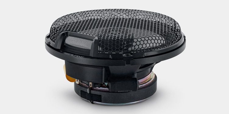 R2 S65 New Speaker Grills Alpine R2-S65 2-Tie 6.5" Koaksiaalit Täysin uudistettu Alpine R-sarjan koaksiaalikaiutin. Alpine uudisti koko R-Series kaiutinmallistonsa ja kaikki uudet mallit ovat nyt Hi-Res Audio sertifioituja, joissa toistoalue ulottuu jopa 40 kilohertsiin saakka!