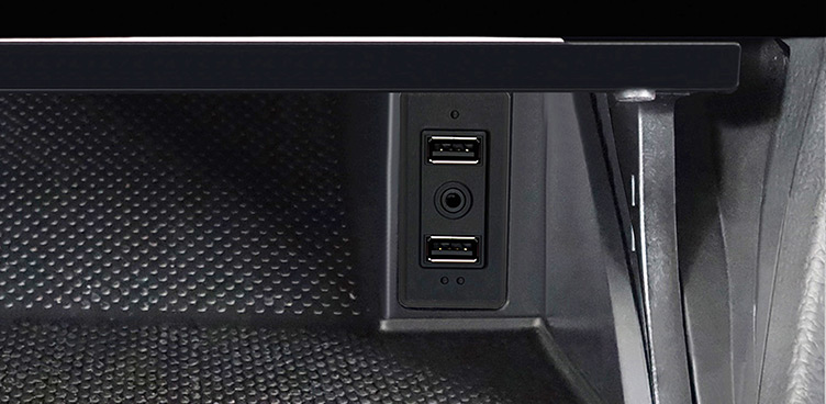 USB AUX socket Golf7 Alpine Halo 9 iLX-F905D-G7 Multimediasoitin VW Golf G7 Suurella 9″ näytöllä oleva multimediasoitin langattomalla Apple CarPlay:llä sekä mm. sisäänrakennetulla TIDAL-integroinnilla. Volkswagen Golf VII 08/2013 – 02/2017 Ei yhteensopiva: VW Golf Sportsvan, VW e-Golf, VW Golf GTE ja autot, joissa Active Info Display näyttö mittaristossa ja/tai Dynaudio Sound System